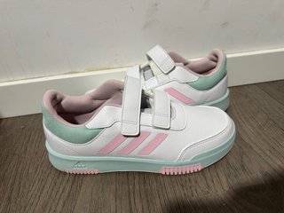 Zapatillas Adidas Blancas y Rosas Velcro