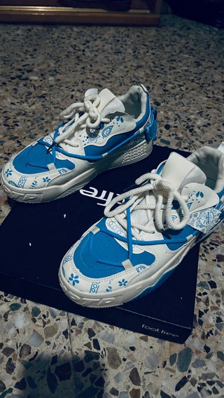 Tenis Deportivos Azules y Blancos Talla 41.5