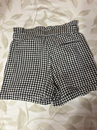 Pantalones cortos de cuadros blancos y negros