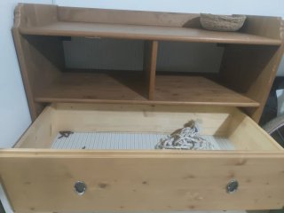Cómoda de madera con cajones