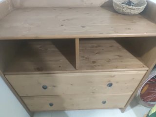 Cómoda de madera con cajones