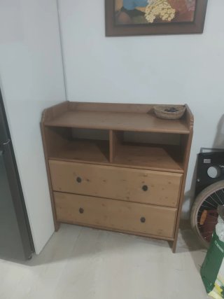 Cómoda de madera con cajones