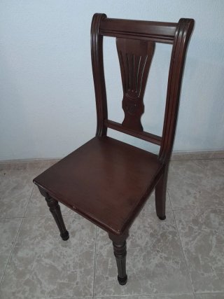 Sillas de madera marrón