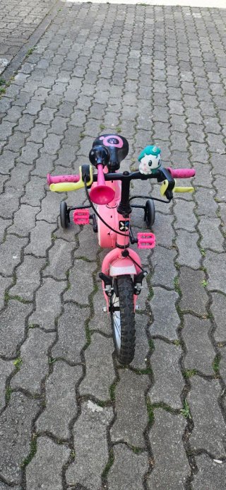 Bicicleta infantil rosa con ruedines