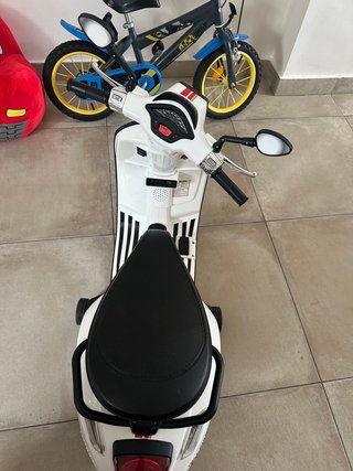 Moto Eléctrica Infantil Vespa Roja y Blanca