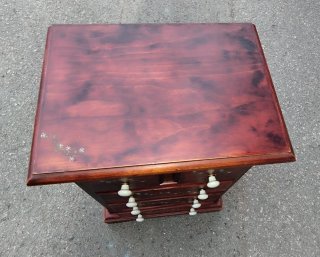 Cómoda de madera. Cinco cajones.