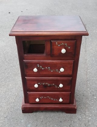 Cómoda de madera. Cinco cajones.