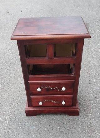Cómoda de madera. Cinco cajones.