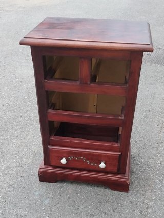 Cómoda de madera. Cinco cajones.
