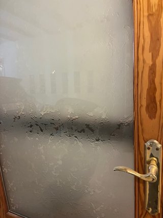 Puerta de madera con cristal
