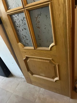 Puerta de madera con cristal