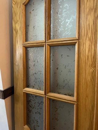 Puerta de madera con cristal