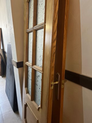 Puerta de madera con cristal