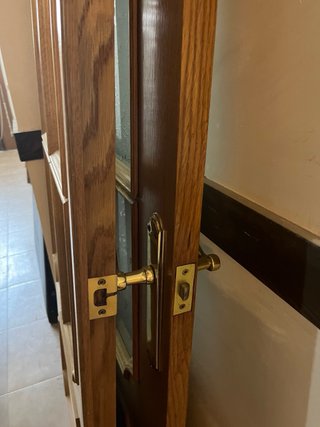 Puerta de madera con cristal
