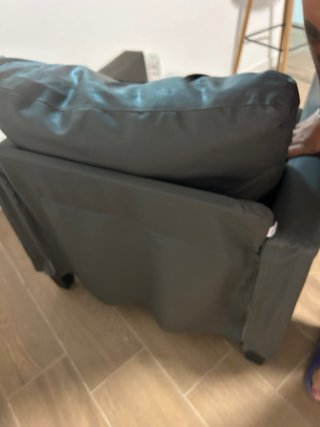 Sillón de piel sintética gris
