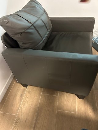 Sillón de piel sintética gris