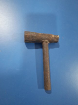 Martillo de metal antiguo