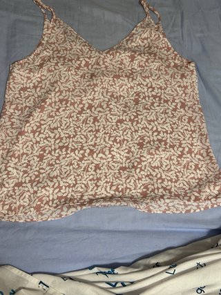 Camiseta tirantes rosa y blanco floral