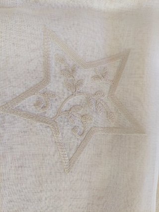 Cortinas visillo con estrellas bordadas
