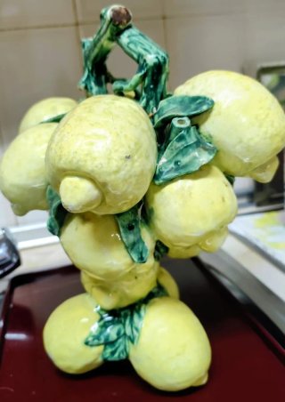 Botijo de cerámica con limones