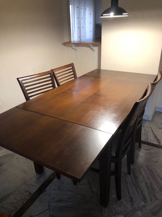 Mesa de comedor de madera color nogal.