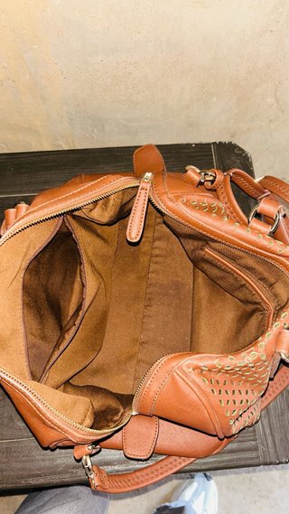 Bolso marrón bandolera con diseño calado