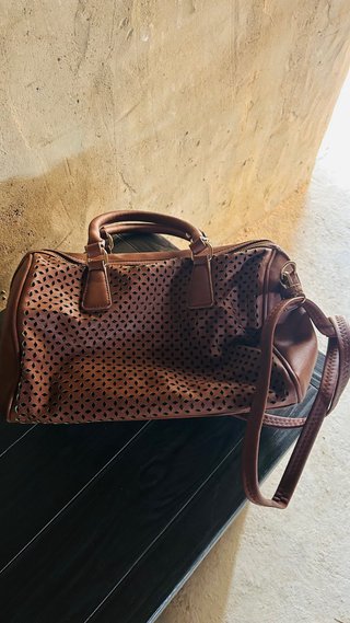 Bolso marrón bandolera con diseño calado