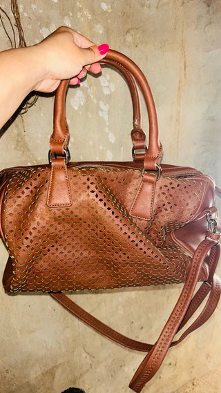 Bolso marrón bandolera con diseño calado
