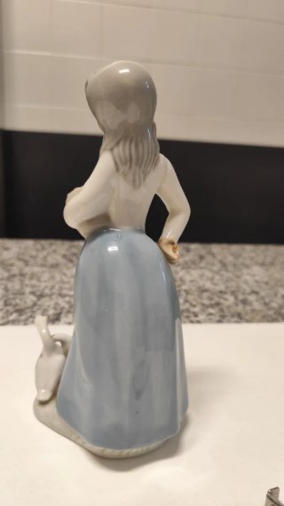 Figura porcelana vintage niña con cisnes