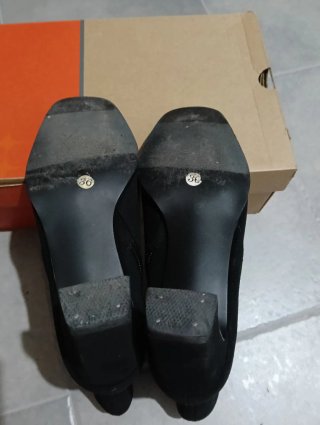 Botines de tacón negras con hebilla