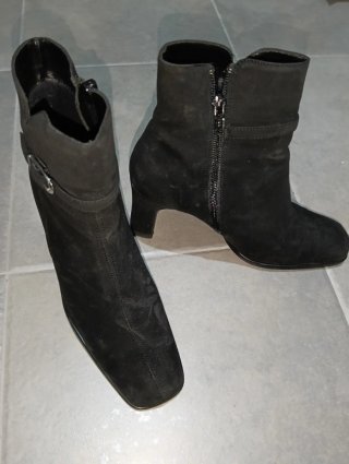 Botines de tacón negras con hebilla