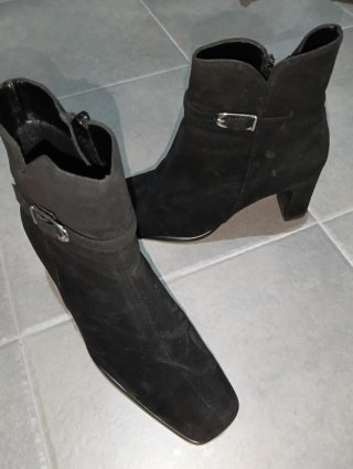 Botines de tacón negras con hebilla