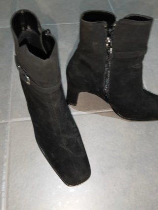Botines de tacón negras con hebilla