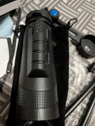Telescopio con águila y pájaros