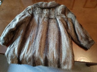 Chaquetón de pelo marrón y multicolor