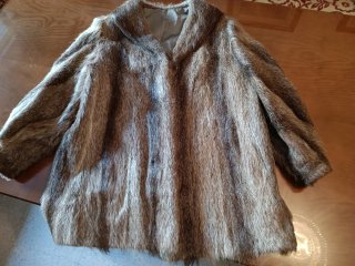 Chaquetón de pelo marrón y multicolor