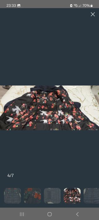 Abrigo negro con rosas rojas bordadas