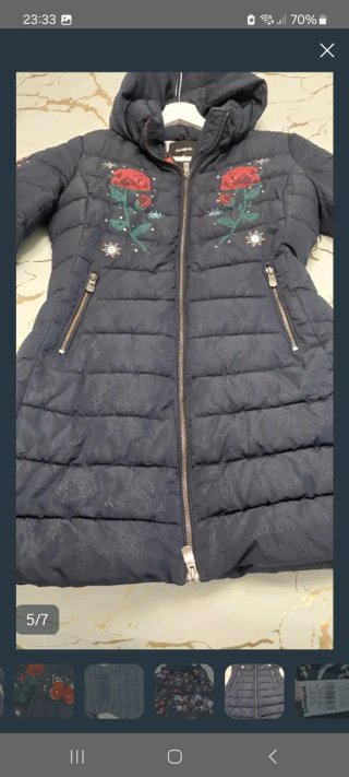 Abrigo negro con rosas rojas bordadas