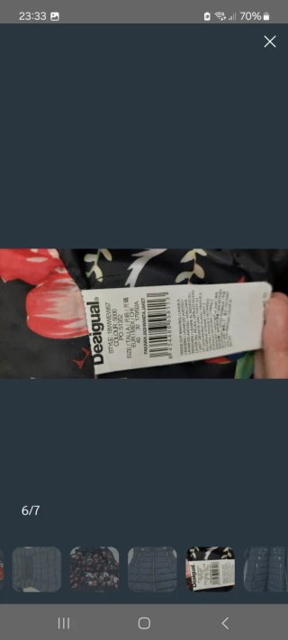 Abrigo negro con rosas rojas bordadas