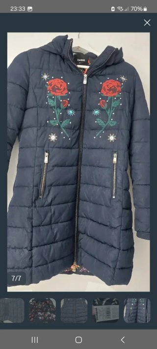 Abrigo negro con rosas rojas bordadas