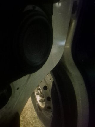 Rueda de coche con llanta y tuercas