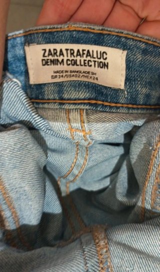 Pantalón vaquero roto
