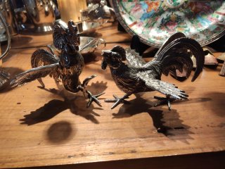 Pareja de gallos de pelea decorativos