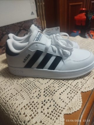 Zapatillas Adidas Blancas y Negras