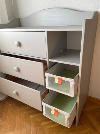 Cómoda infantil IKEA gris (TROGEN)