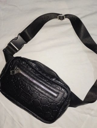 Riñonera Gucci Negra Grabada