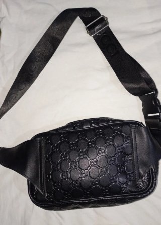 Riñonera Gucci Negra Grabada