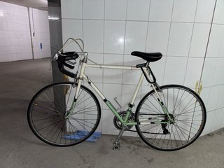 Bicicleta de carretera vintage con doble freno.