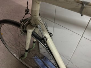 Bicicleta de carretera vintage con doble freno.
