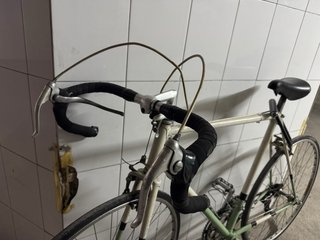 Bicicleta de carretera vintage con doble freno.